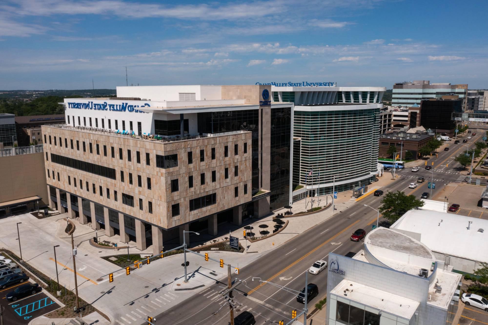 Overhead view of GVSU's Center for Health Sciences and DeVos Center for Interprofessional Health buildings, 无人机拍的